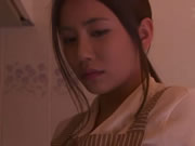 人妻松本芽衣圍裙在廚房強迫口愛