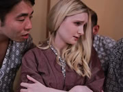 秘湯輪姦 在邊境混浴溫泉墮落 北歐成長的金髮美人嬌妻 莉莉哈特